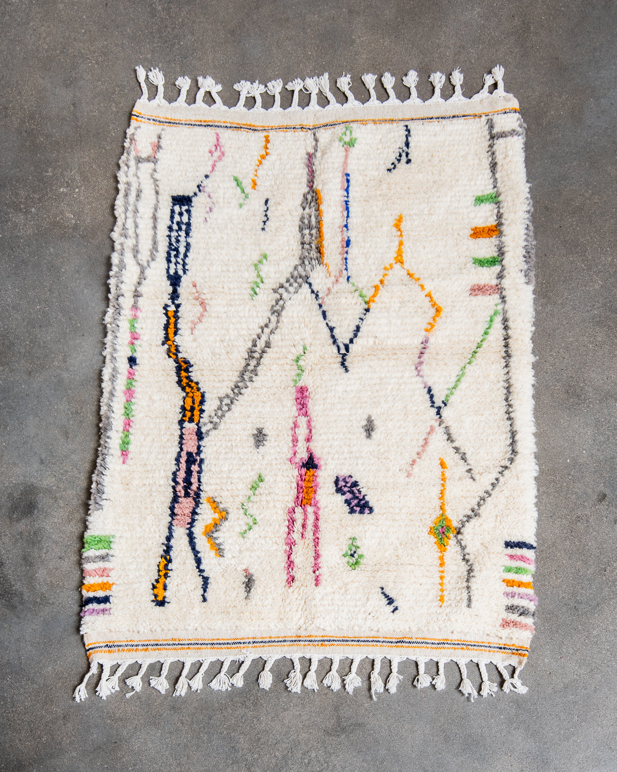 Modern designer handcrafted Berber rug from Morocco. Azilal rug with beautiful colors and patterns. Made of sheep’s wool and colourful cotton.